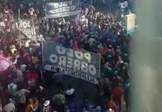Tensión en Puente Pueyrredón: piqueteros buscan marchar a la Ciudad y están cara a cara con la Policía