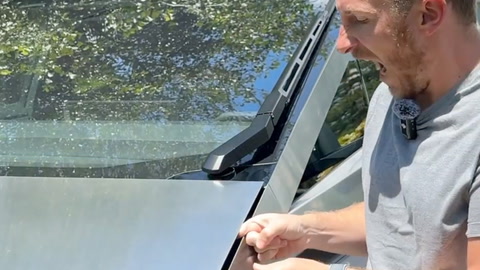 Video: Tester Teslaen - brekker fingeren