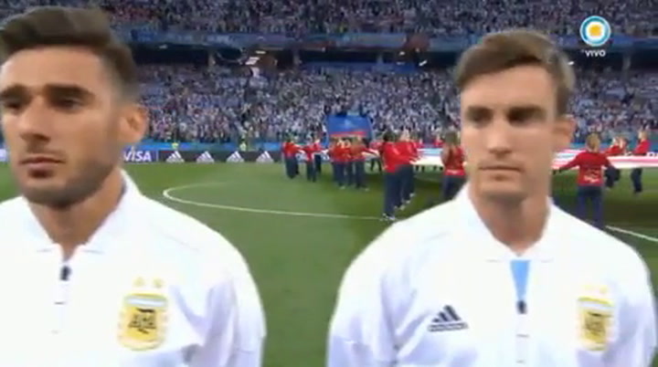 La cara de preocupación de Lionel Messi durante el himno - Fuente: Tv Pública