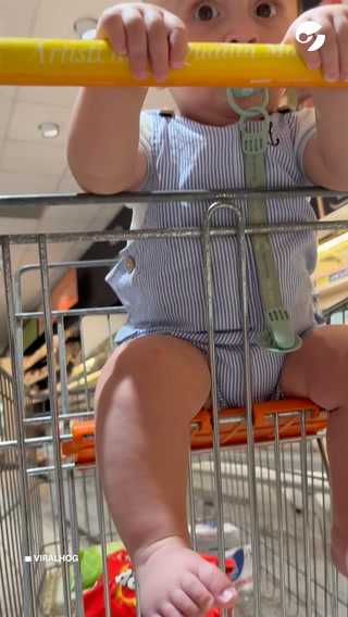 Una madre lleva a su bebé al supermercado pero a él no le gusta nada
