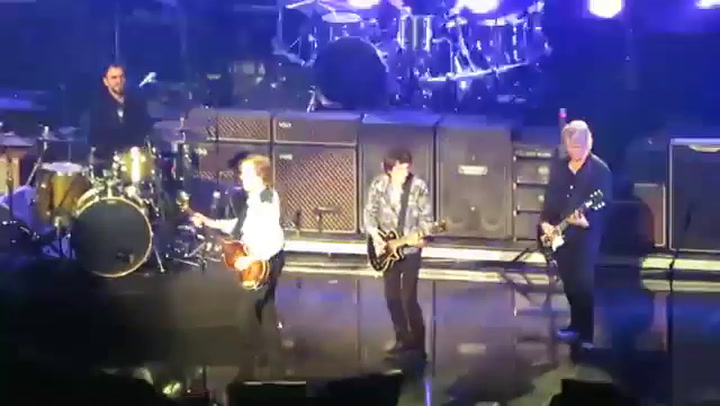 Paul McCartney, Ringo Starr y Ron Wood tocan Get Back en Londres - Fuente: YouTube