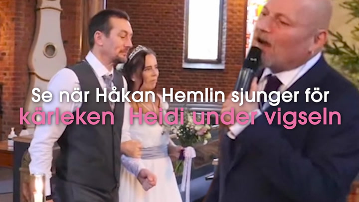 Här sjunger artisten Håkan "Nordman" Hemlin för kärleken Heidi under vigseln