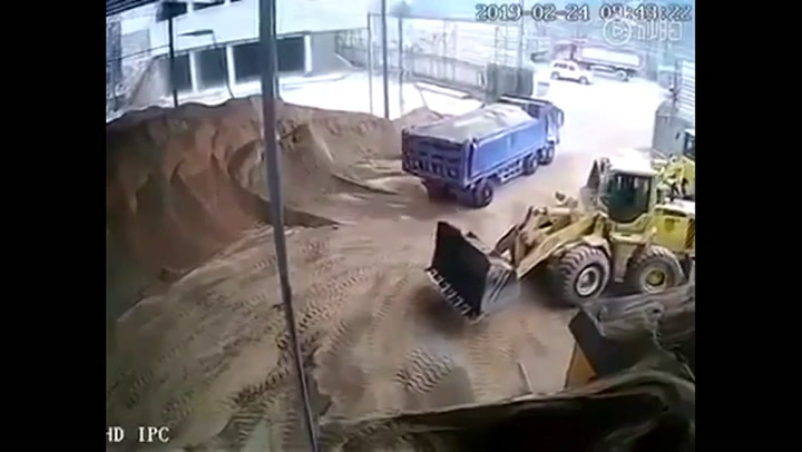 Pala mecánica mata a una mujer en China - Fuente: Facebook