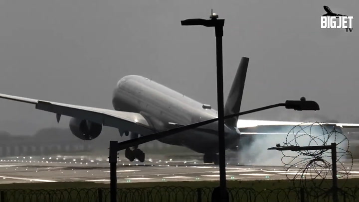 Plane struggles to land in high winds at Heathrow airport