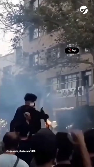 El momento en que Nika Shakarami quema un velo durante una manifestación en Irán