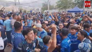 Aficionados motaguenses llegan al Estadio Nacional para apoyar al Motagua
