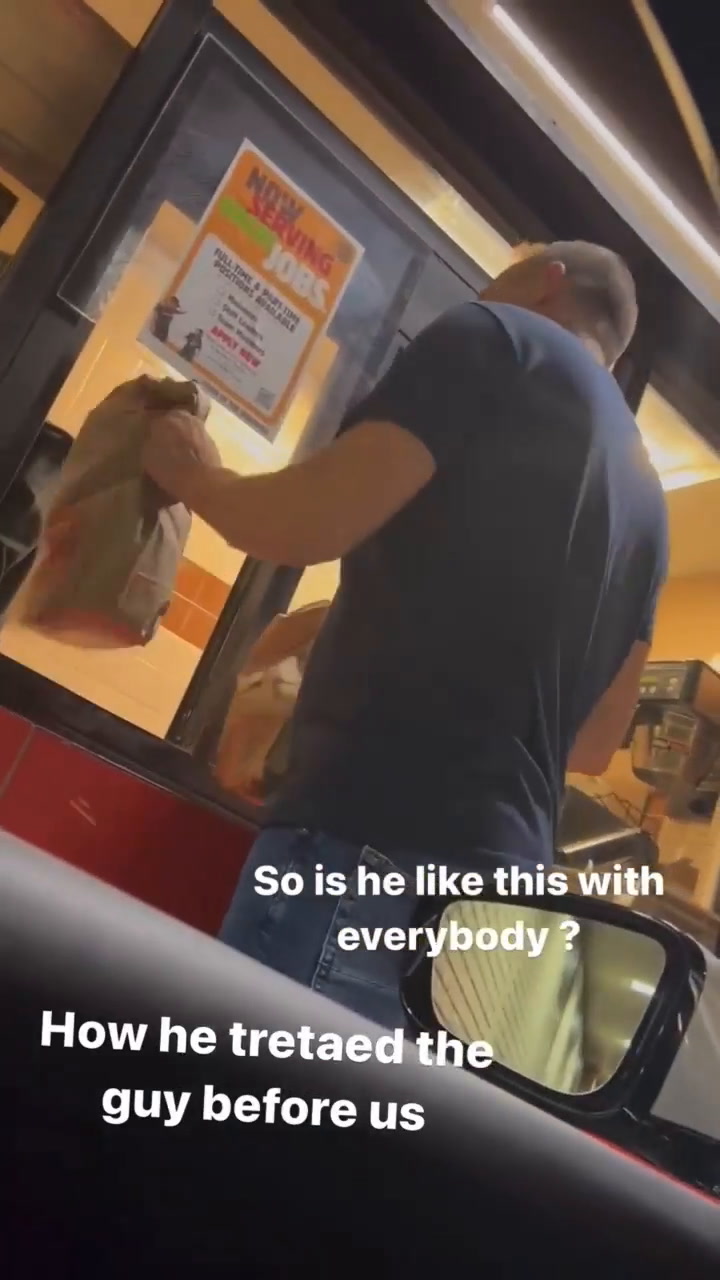 Trabajador de Burger King les lanza bebidas a los clientes