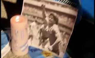 Una vela a Maradona en la previa de Argentina-México