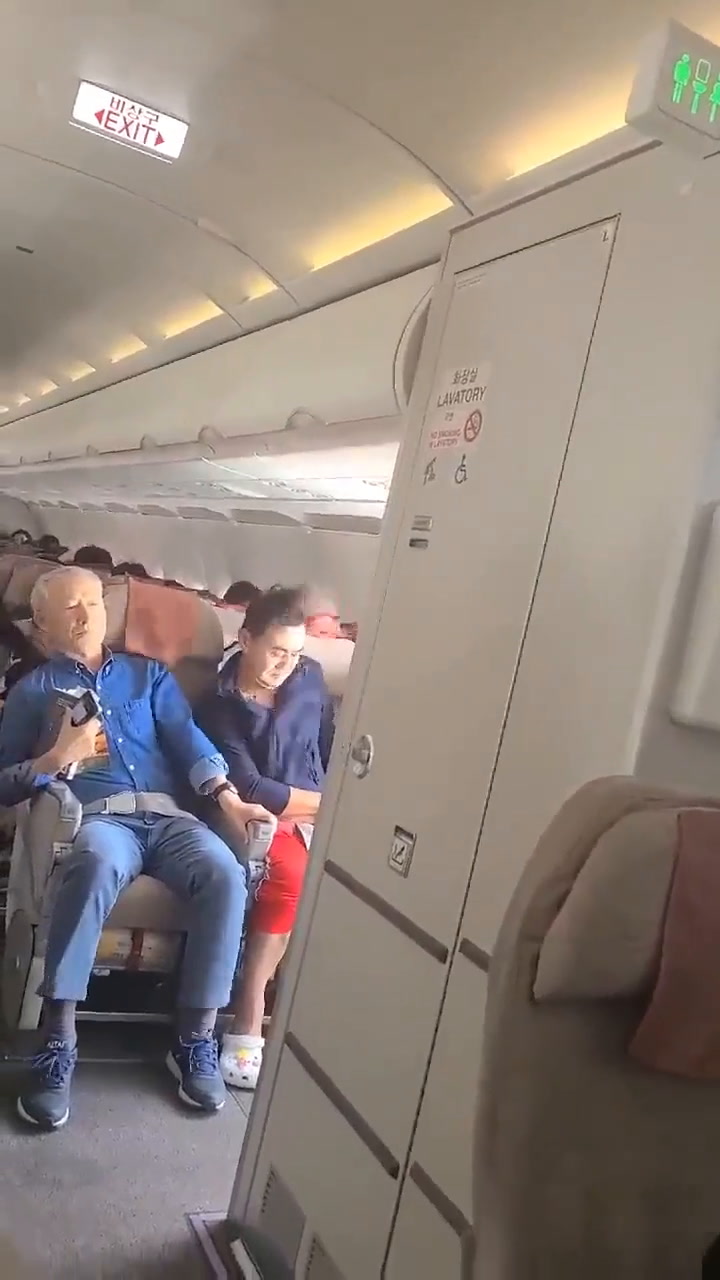 Un pasajero abrió la puerta de emergencia de un avión en pleno vuelo en Corea del Sur