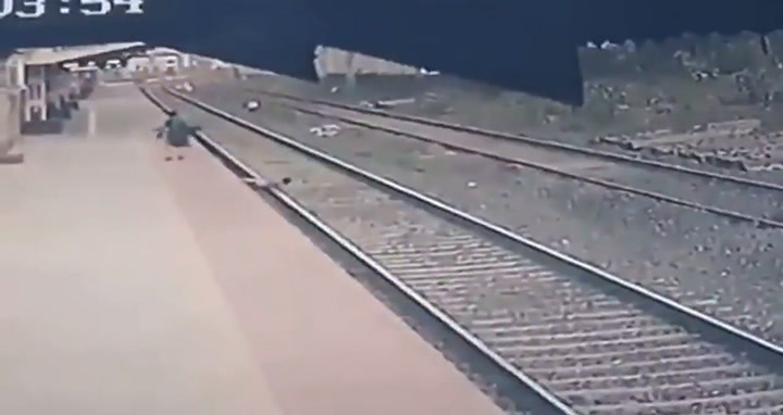 Un hombre salva la vida de un niño del tren que se aproxima