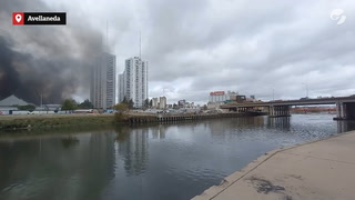 Incendio en Avellaneda: el fuego comienza a ceder, el humo se ve desde Capital