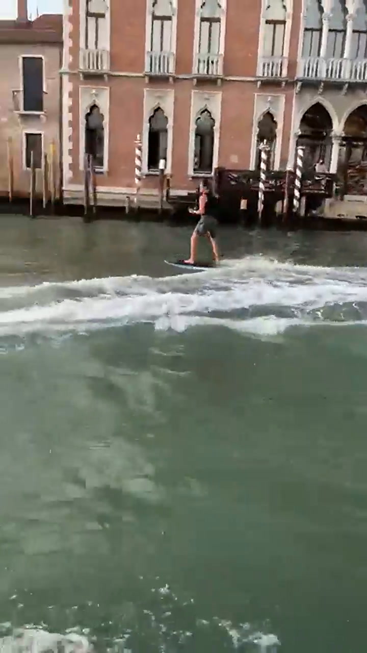 Los dos surfistas en el canal de Venecia fueron identificados por autoridades