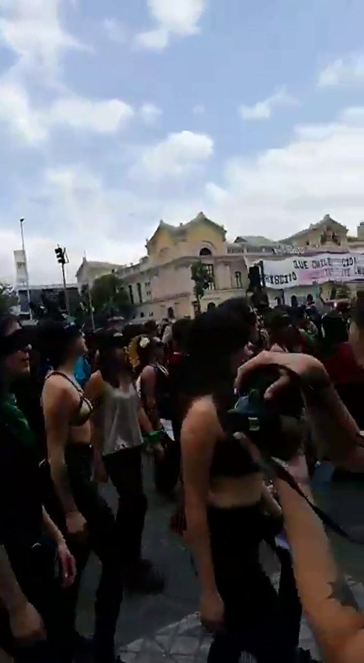 El violador eres tú': el baile del colectivo feminista chileno  - Fuente: Twitter