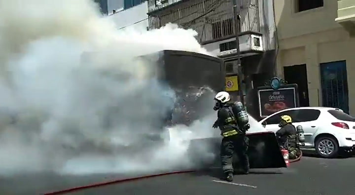 Incendio de colectivo 71 en Corrientes y Humboldt