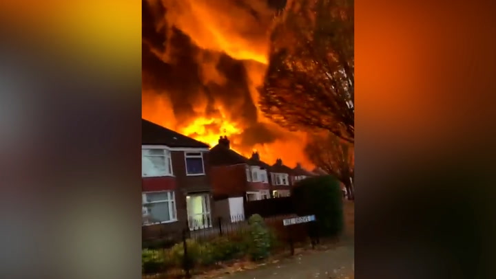 Huge fire and explosions send thick smoke billowing over Hull