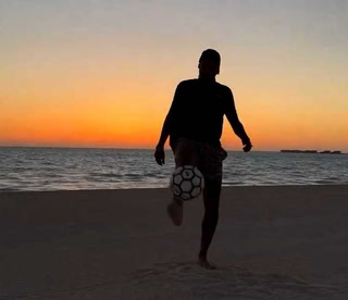 El Neymar que todos queremos ver: a puro jueguito en la playa