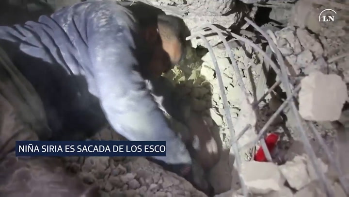 Niña siria es sacada de los escombros en Jandaris