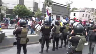 Crisis política en Perú. Manifestantes se reúnen a favor y en contra de la destitución de Pedro Castillo