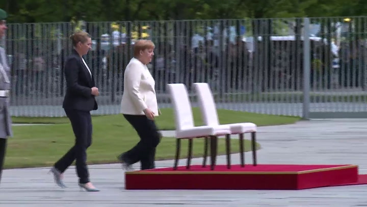 Merkel se sienta durante acto oficial tras crisis de temblores - Fuente: AFP