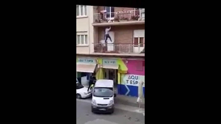 Un joven ayudó a una anciana a no caer del balcón de su edificio