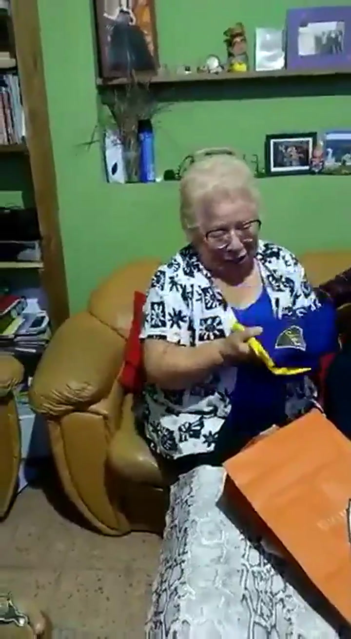 La emoción de una abuela ante un regalo azul y oro - Fuente: Twitter