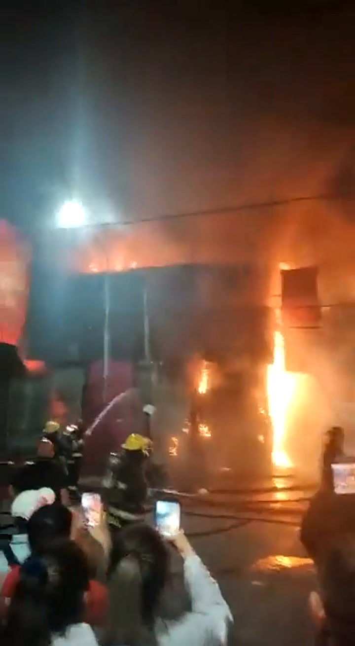 Un impresionante incendio consumió una zona de papeleras de Ciudadela