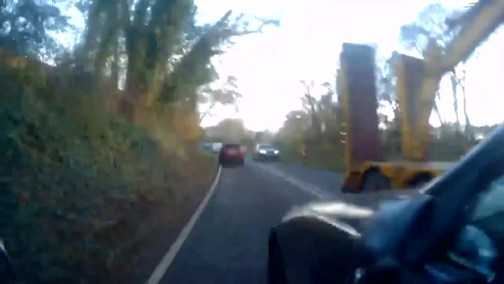Car narrowly avoids lorry in dangerous overtaking