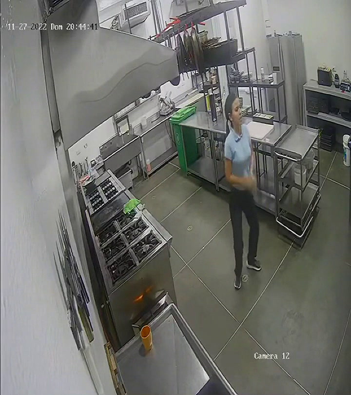 Se dejó llevar por la música y su jefe revisó el video de seguridad.
