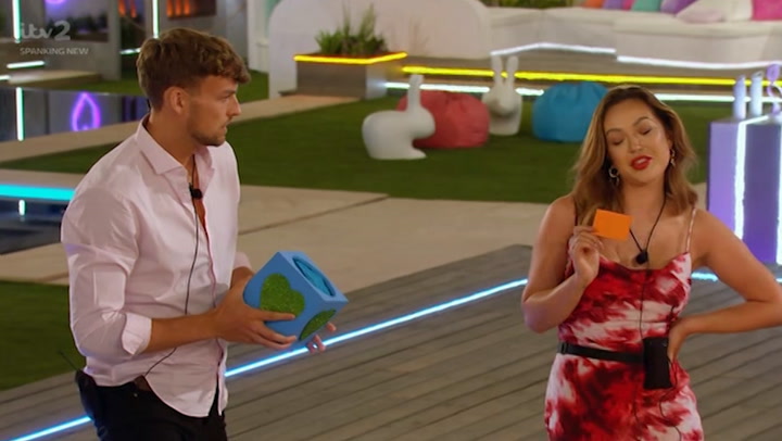 Love Island 2021 Viewers Disgusted As Contestants Suck Each Others 