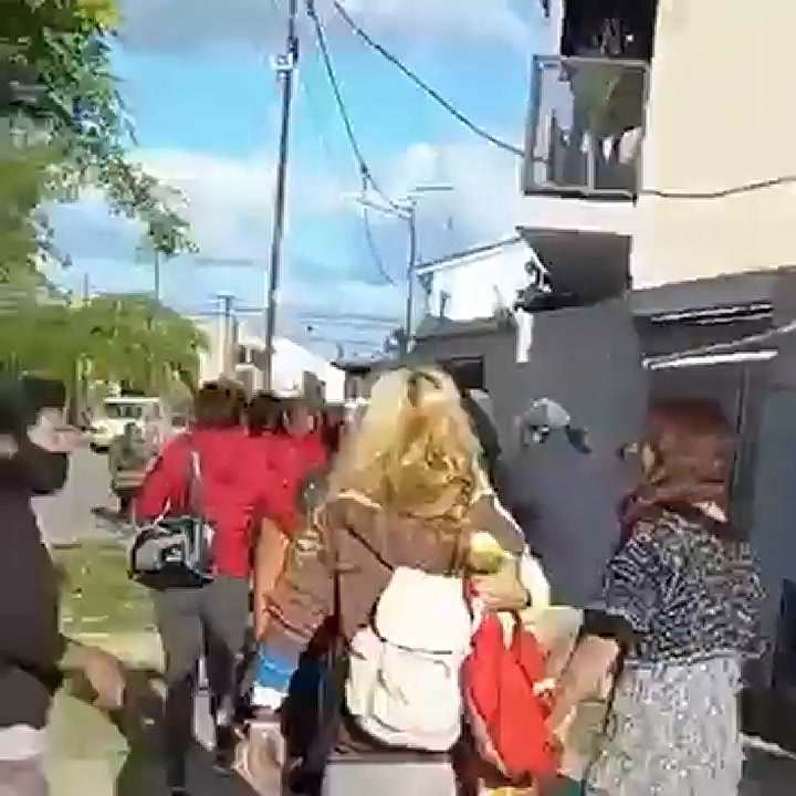 Dos madres se pelearon frente a una escuela