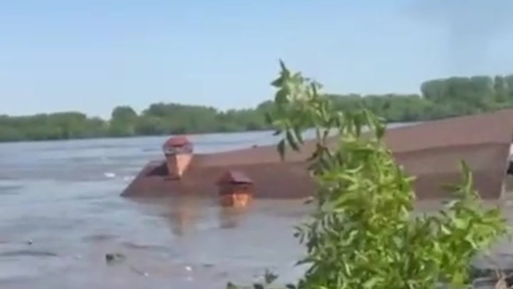 House floats down Dnipro river after Kakhovka dam attack floods nearby town.mp4
