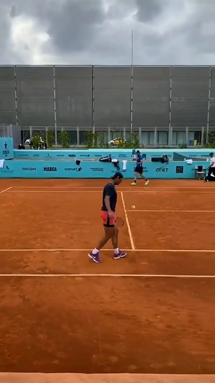 Rafa Nadal hace un lujo con la pelota de tenis