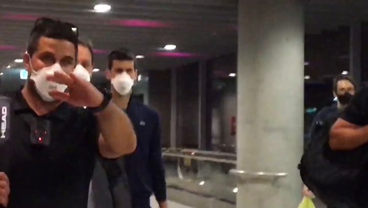Novak Djokovic, en el aeropuerto de Melbourne tras ser deportado