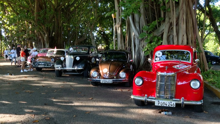 American cars from 1950s take over streets of Havana in annual rally