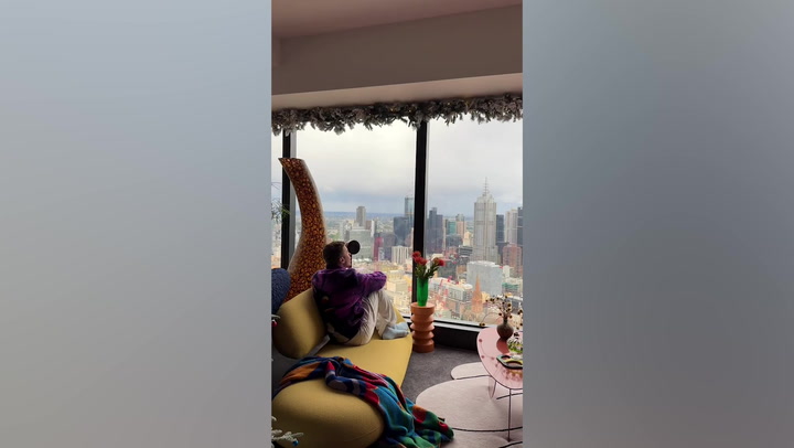 Influencers show what it's like to live in a high-rise building when it's windy
