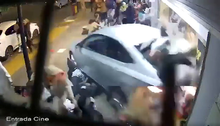 El momento en el que un auto chocó violentamente contra el Teatro Plaza e hirió a 23 personas