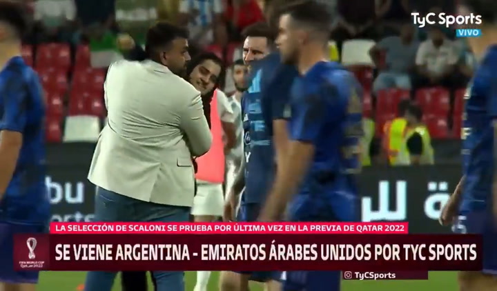 El intento de abrazo de dos hinchas a Messi antes del partido