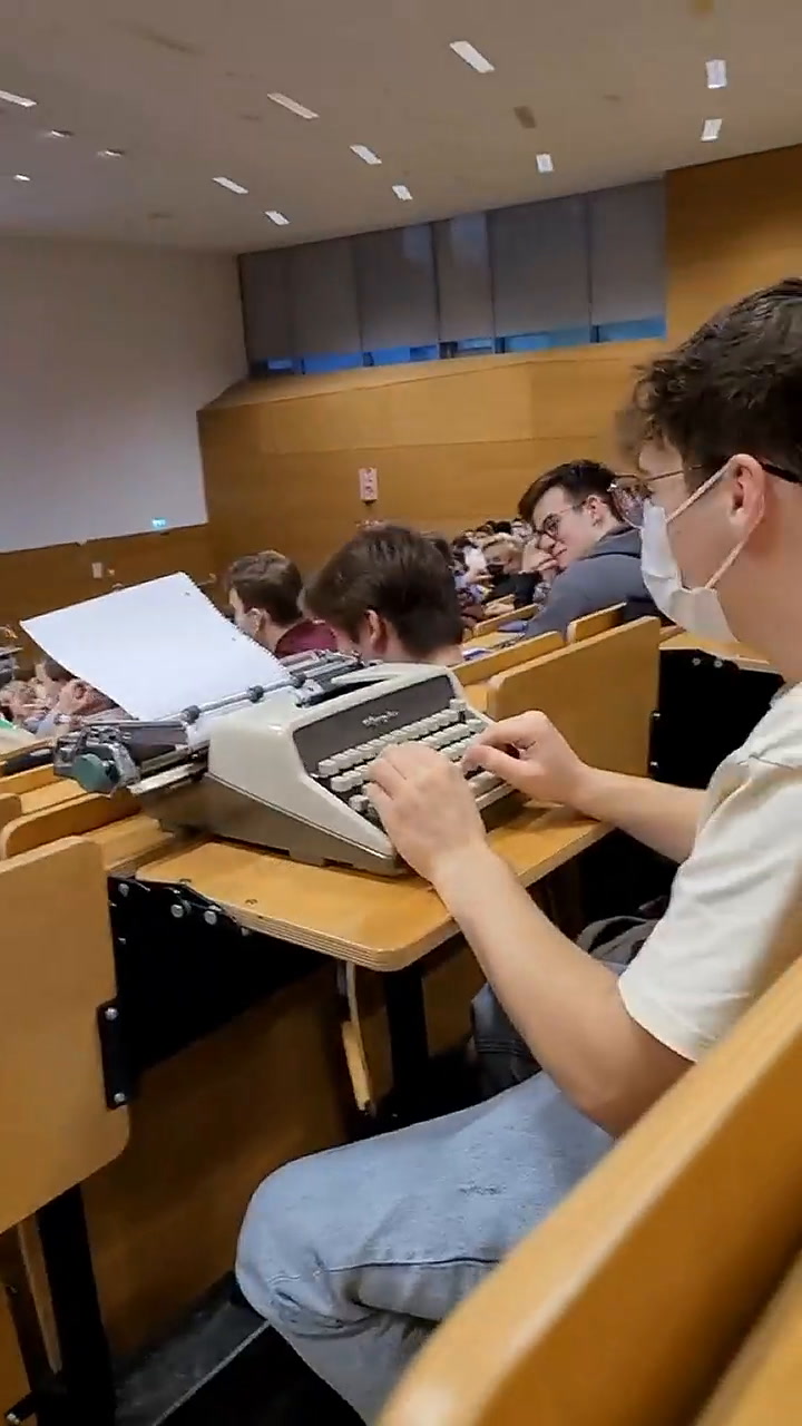 Le prohibieron llevar la computadora a clases y llevó un elemento que nadie imaginaba