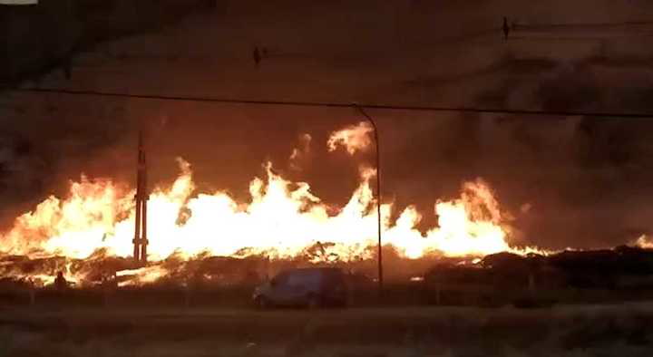 Río Negro: imponente incendio en un aserradero en Villa Regina
