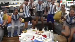 El festejo de los "hermanitos" tras el triunfo de la Selección Argentina