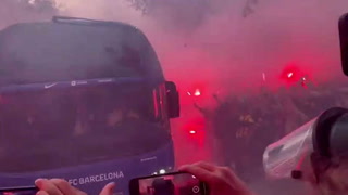 Violencia en la Champions: hinchas del Barcelona arrojaron objetos contra el micro de su equipo