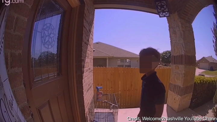 Niño blanco golpea la puerta de sus vecinos negros con un látigo