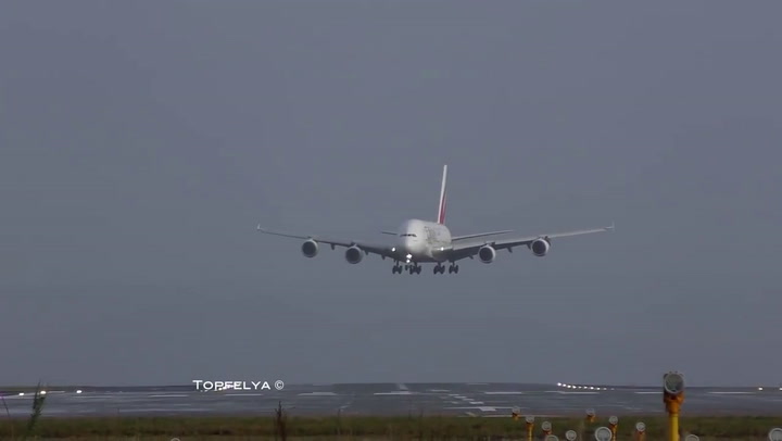 Airbus a380 aterrizando sobre una pista mojada - Fuente: YouTube
