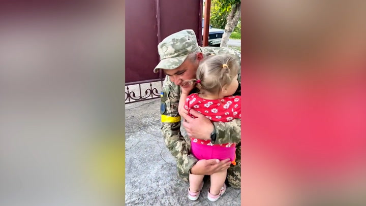 Ukrainian soldier returns home to baby daughter