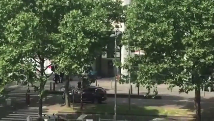 El momento en que el agresor fue abatido por la Policía en Bélgica - Fuente: Ruptly