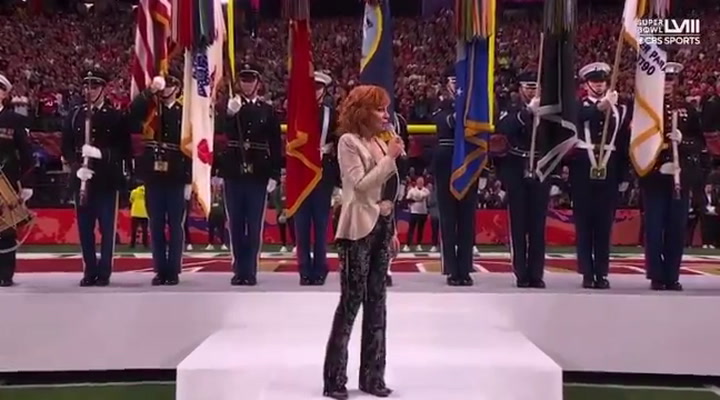 Reba McEntire interpretando el himno nacional en el Super Bowl