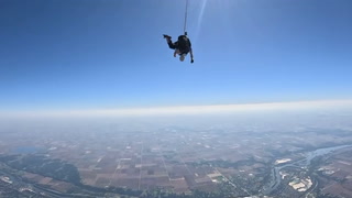 Una mujer de 104 años saltó en paracaídas en Estados Unidos y ahora espera entrar al Guinness 