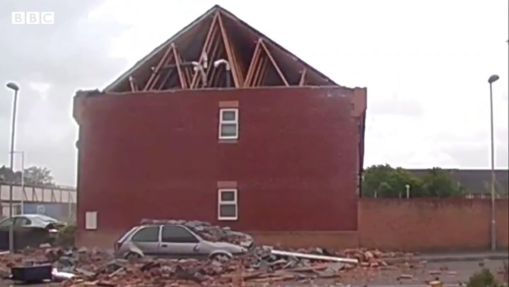 Se cayó el techo de una casa justo cuando un hombre pasaba por el frente