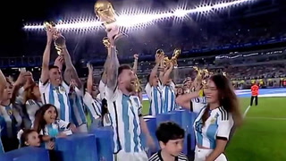 Loop. Messi levantó la Copa en el Monumental