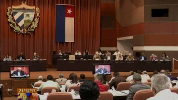 Raúl Castro confirma que seguirá al frente del gobierno de Cuba hasta abril